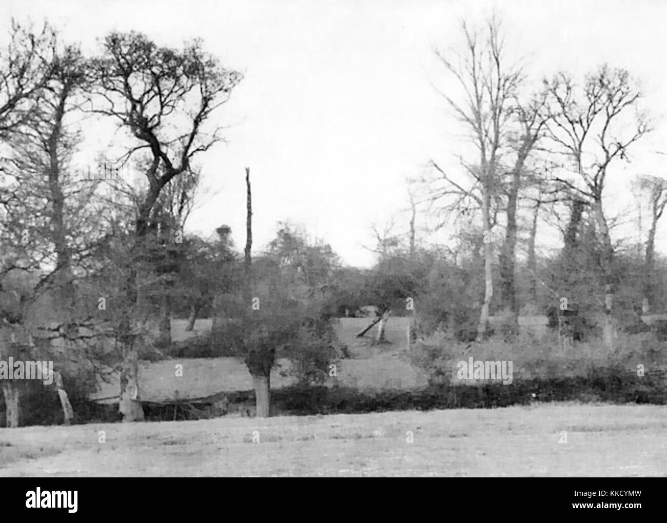 Bocage Country si riferisce ai lussureggianti paesaggi rurali della Francia, caratterizzati da siepi, colline ondulate e ambiente agricolo, che offrono una vista della tradizionale vita rurale francese. Foto Stock