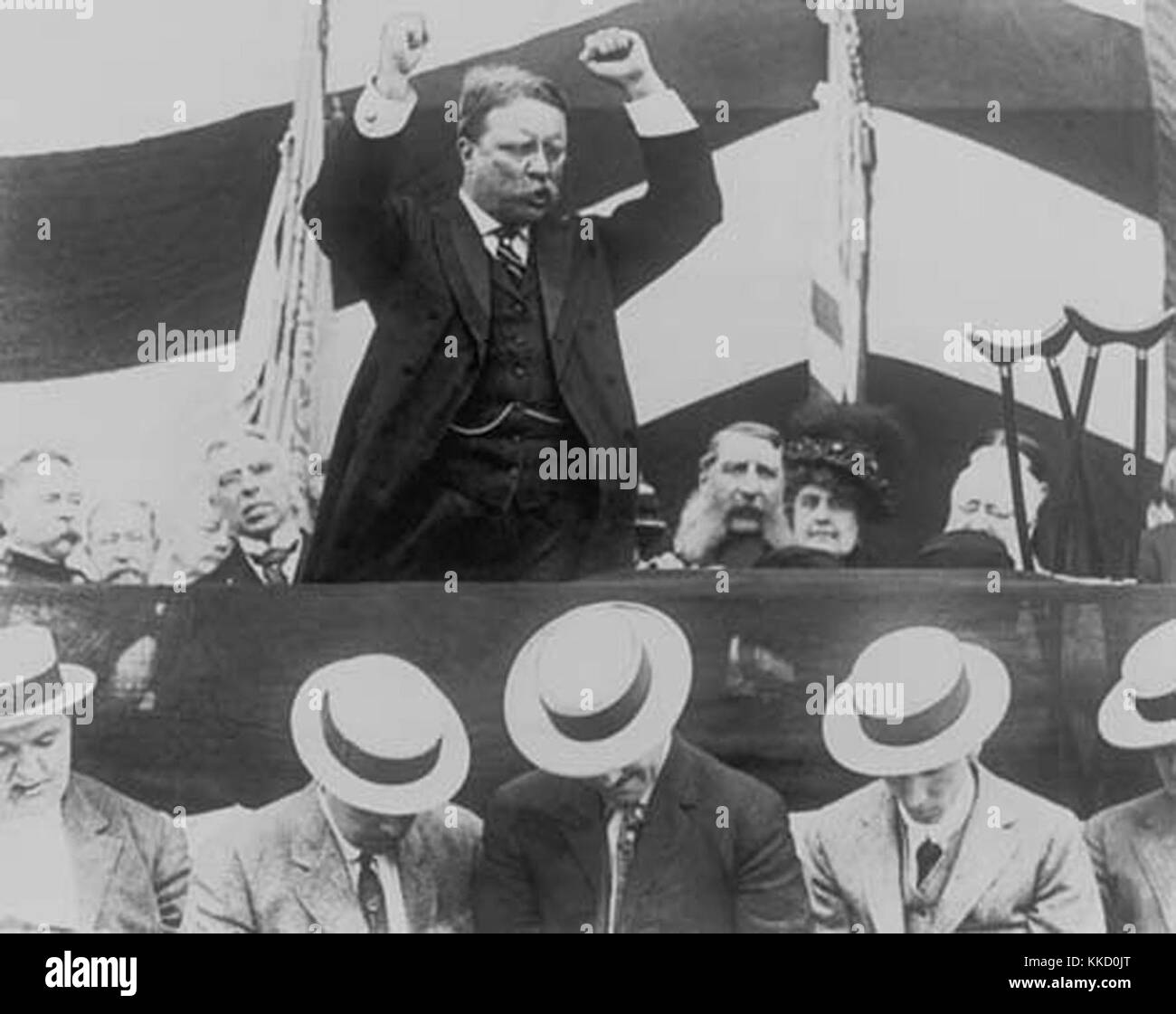 "Roosevelt on the Stump" si riferisce alla campagna politica di Theodore Roosevelt, in particolare ai suoi discorsi e ai discorsi pubblici durante le sue campagne. Questo periodo mette in evidenza il suo impegno dinamico con il pubblico e il suo ruolo nella politica americana. Foto Stock