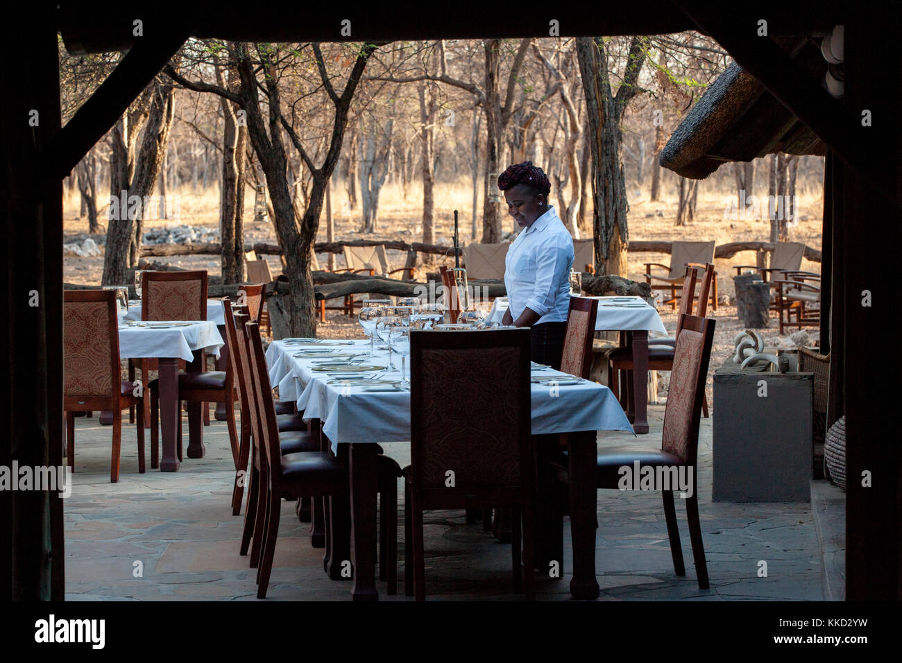 Sala da pranzo esterna a etosha aoba lodge, onguma Game Reserve, Namibia, Africa Foto Stock