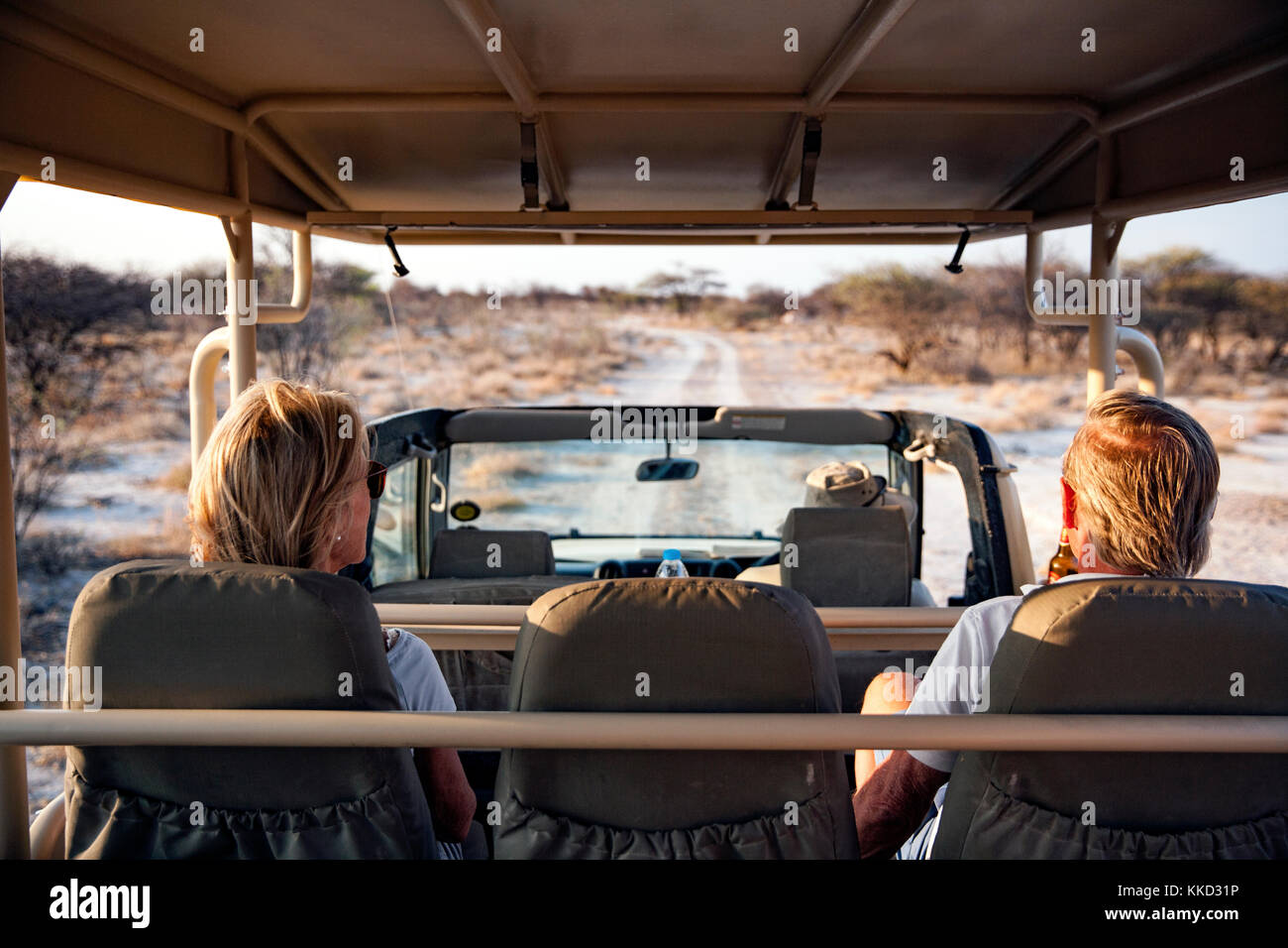 Giovane su game drive in onguma Game Reserve, Namibia, Africa Foto Stock