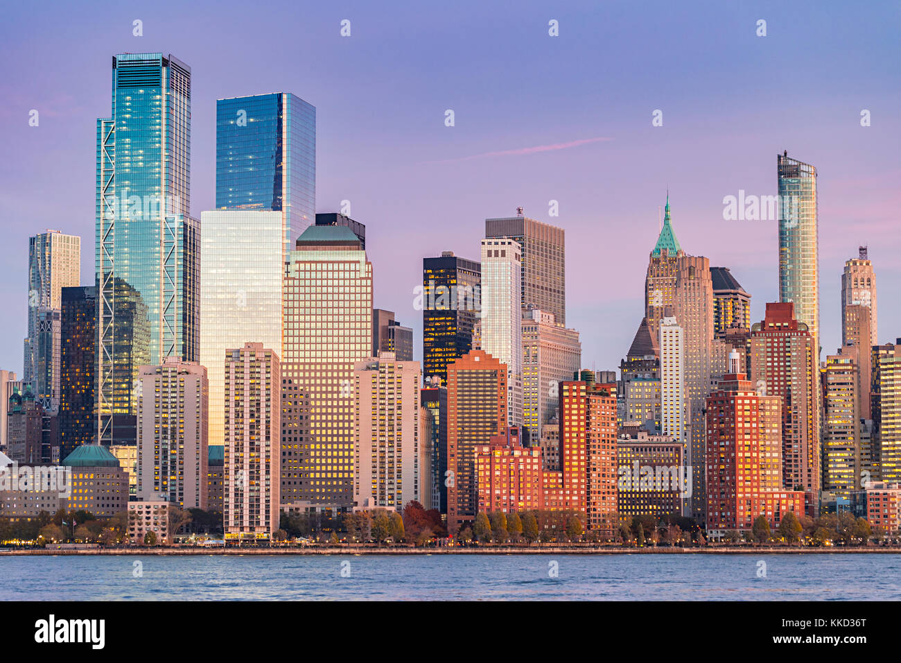 Vetri colorati edifici di New York City e il centro cittadino di Manhattan a sera Foto Stock