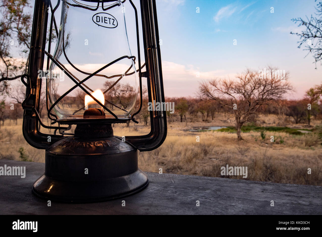 Lanterna e paesaggio nella zona della reception di Tamboti campeggio di lusso, Onguma Game Reserve, Namibia, Africa Foto Stock