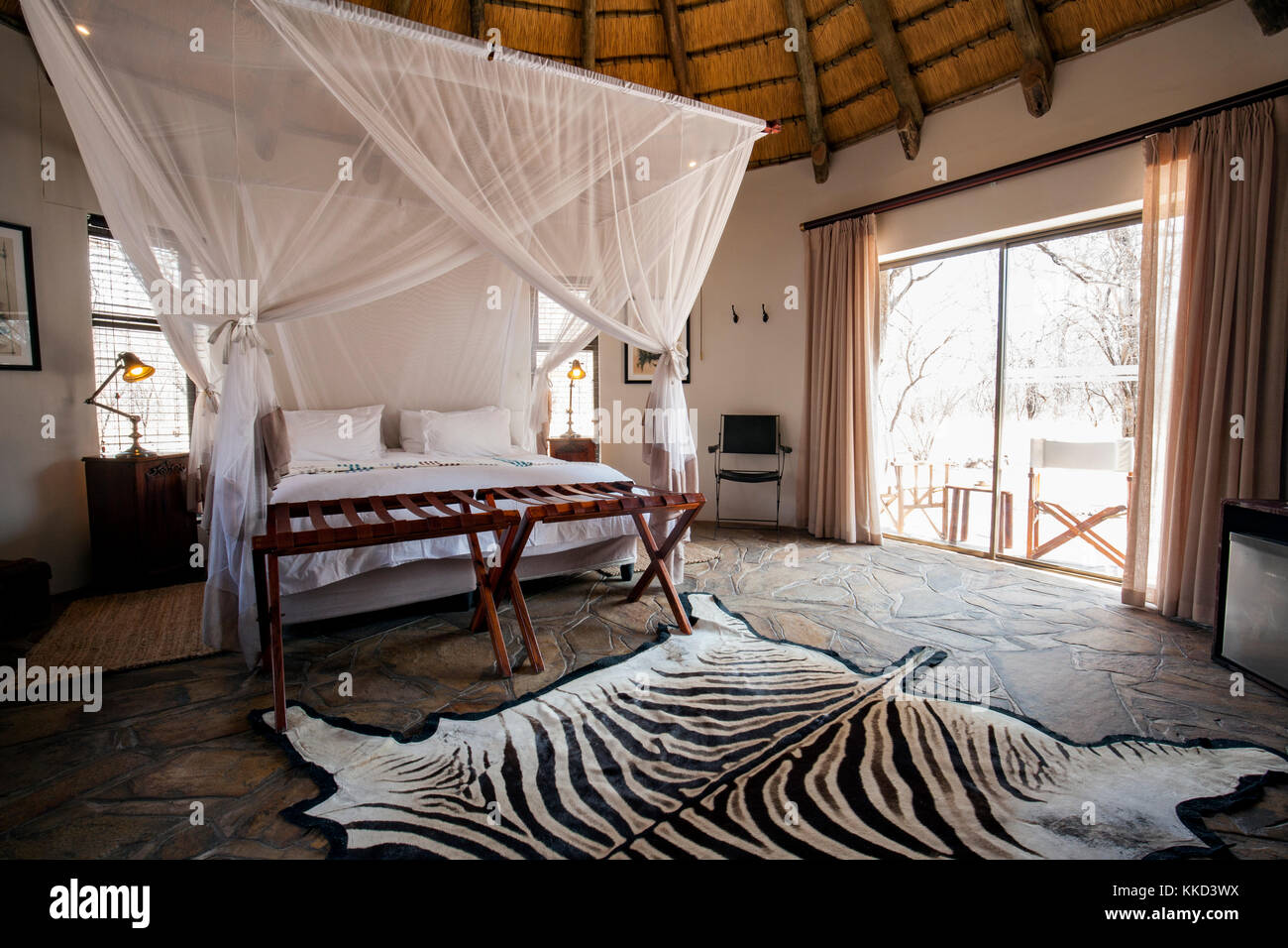 Vista interna della luna di miele bungalow a etosha aoba lodge, onguma Game Reserve, Namibia, Africa Foto Stock