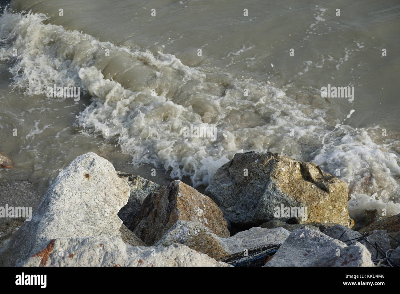 Le onde del mare battendo contro il rock Foto Stock