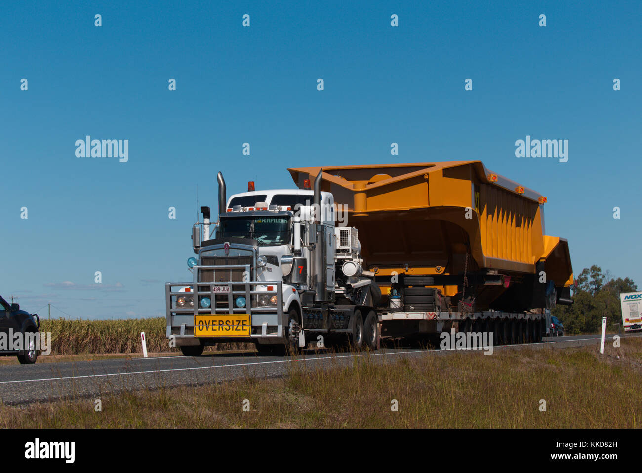 Carboniere autocarro con pianale di scarico corpo essendo trasportati lungo l'autostrada Wallaville Queensland Australia Foto Stock