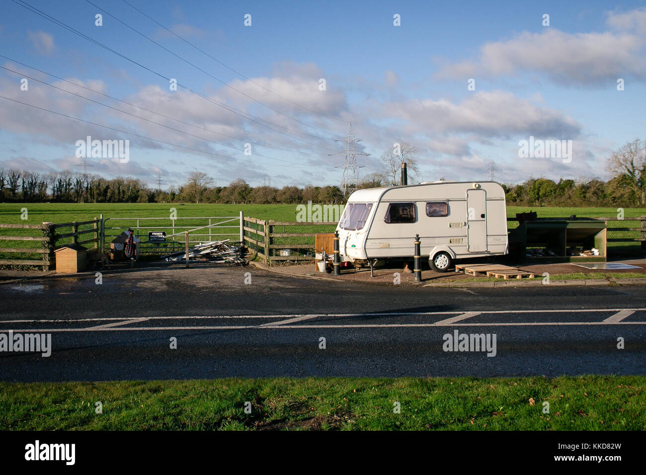 Celbridge, Irlanda. 29 novembre 2017: Viaggiatori irlandesi che si stabiliscono a Celbridge. Carovana parcheggiata sul lato della strada all'ingresso del campo. Foto Stock