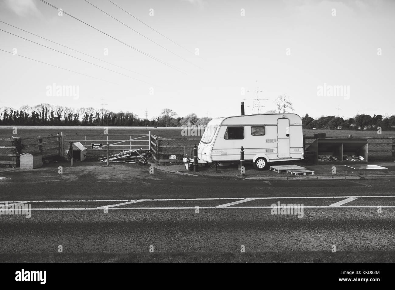 Celbridge, Irlanda. 29 nov 2017: Irish viaggiatori di assestamento in celbridge. roulotte parcheggiate sul lato della strada all'ingresso del campo. Foto Stock