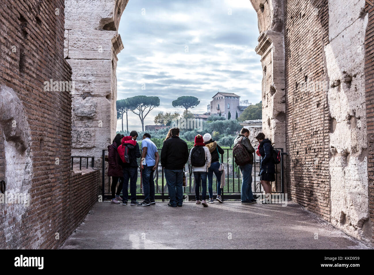 Roma, Italia, 21 Novembre 2017: vista su uno dei sette colli di Roma - Il colle Palatino (a destra), dal Colosseo Arco Foto Stock