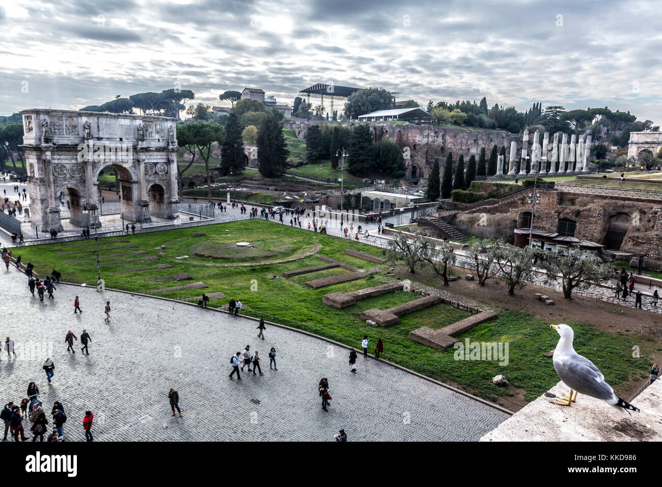 Roma, Italia, 21 novembre 2017: vista su antico Arco di Costantino (sinistra) e uno dei sette colline romane - Colle Palatino (a destra), con antiche flaviano Foto Stock