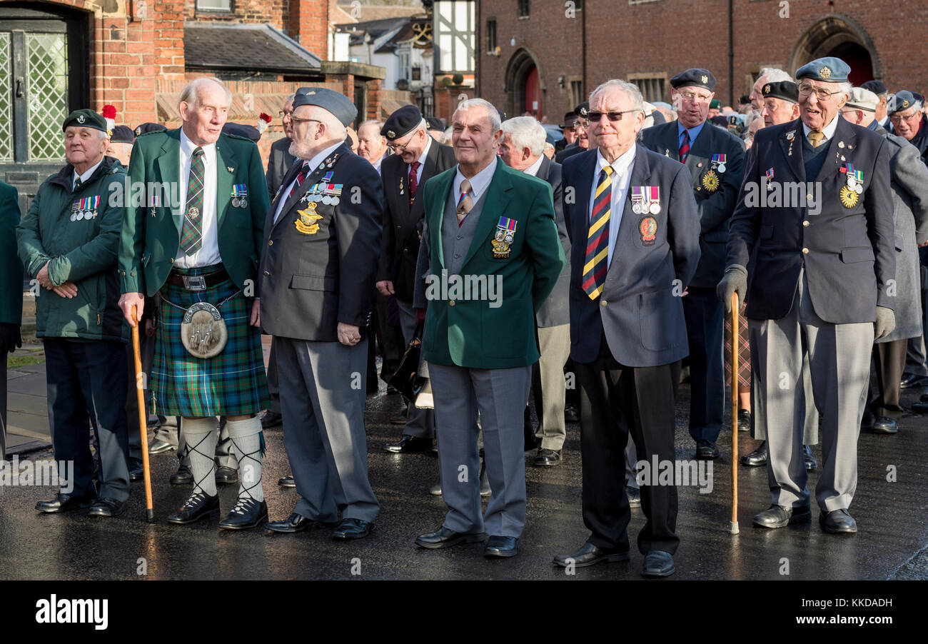 Veterani britannici stand prima sfilata di commemorazione cinquantesimo anniversario del ritiro delle truppe di Aden - da York Minster North Yorkshire, Inghilterra, Regno Unito. Foto Stock