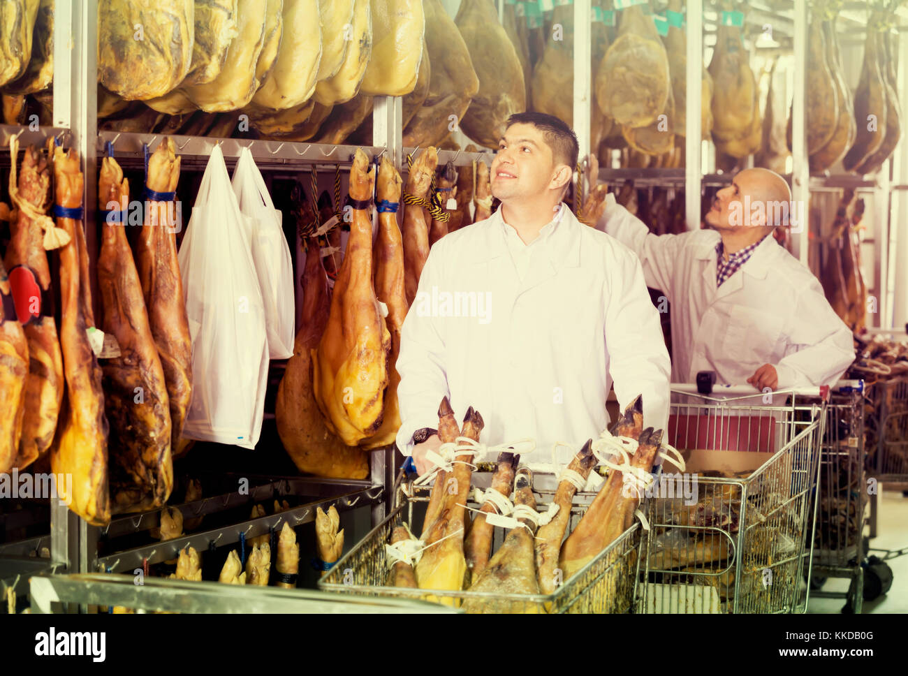 Due qualità sorridente ispettori condizione di controllo di jamon snodi a jamon factory Foto Stock