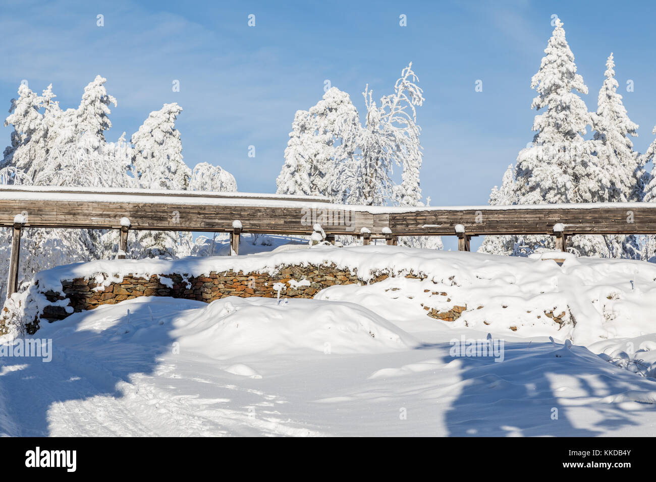 Acquedotto di legno da vecchie miniere di argento ricoperta di neve Foto Stock