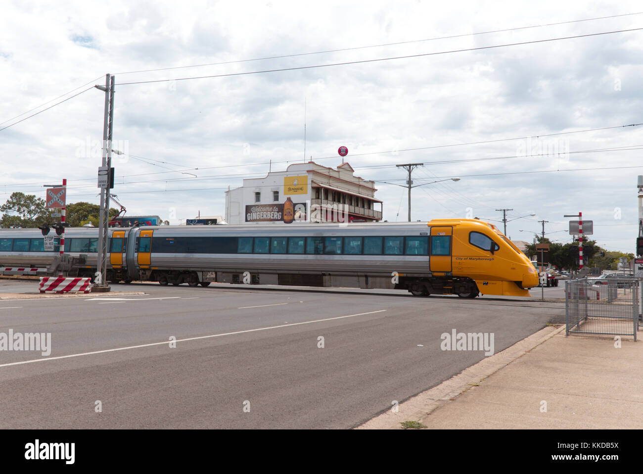Queensland viaggi ferroviari inclinare il treno 'Città di Maryborough' arrivando a Bundaberg Queensland Australia Foto Stock