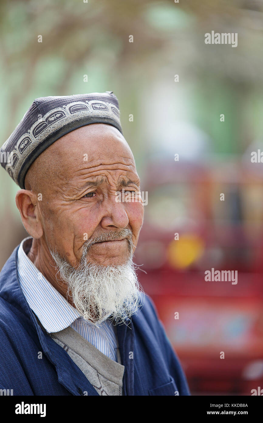 Keriya,Cina - ottobre: 04,2017 uyghur elder vende la sua merce nel mercato locale su ottobre 04, Cina. Foto Stock