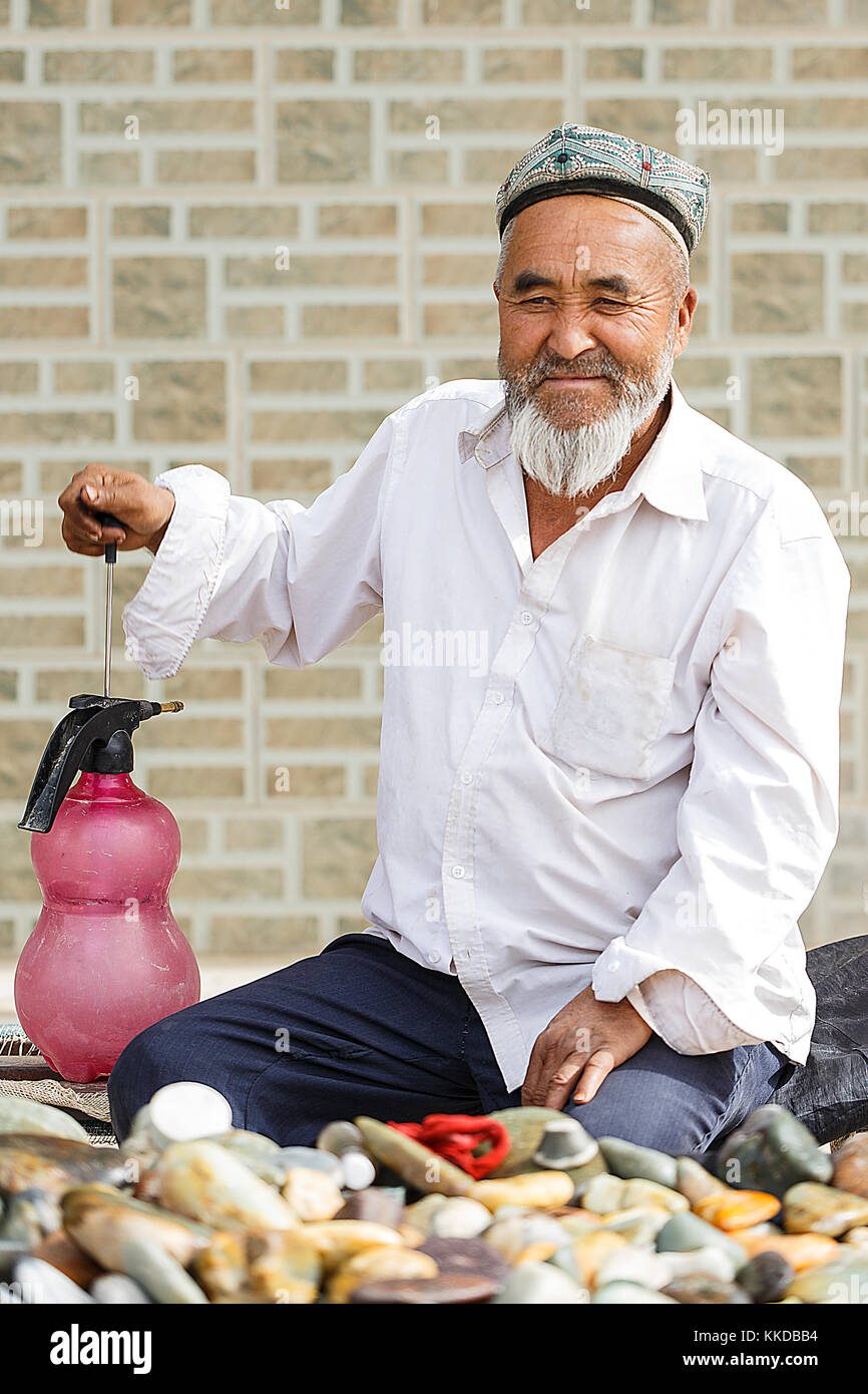 Keriya,Cina - ottobre: 04,2017 uyghur elder vende la sua merce nel mercato locale su ottobre 04, Cina. Foto Stock