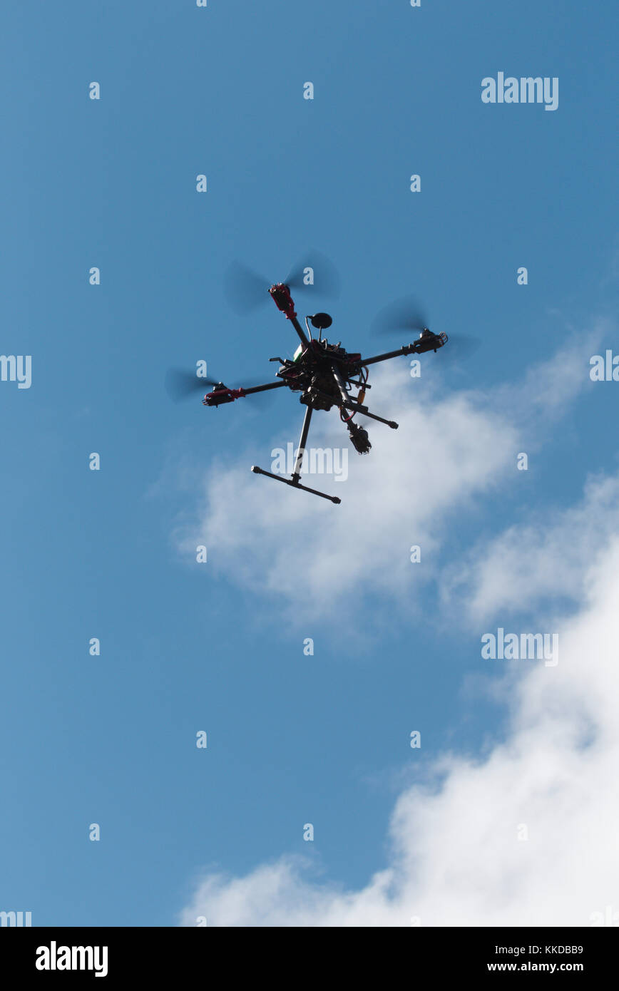 Antenna di personalizzato costruito multirotor Quadcopter in volo contro un cielo blu Foto Stock