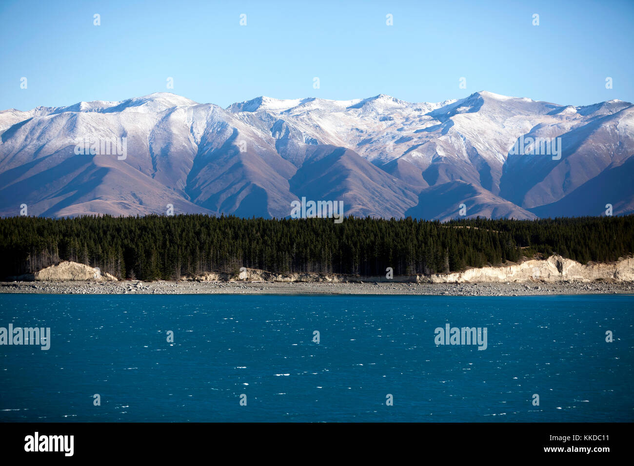 Vista sul lago Pukaki fino alle cime innevate della catena ben Ohau, Twizel, Canterbury, Nuova Zelanda. Foto Stock
