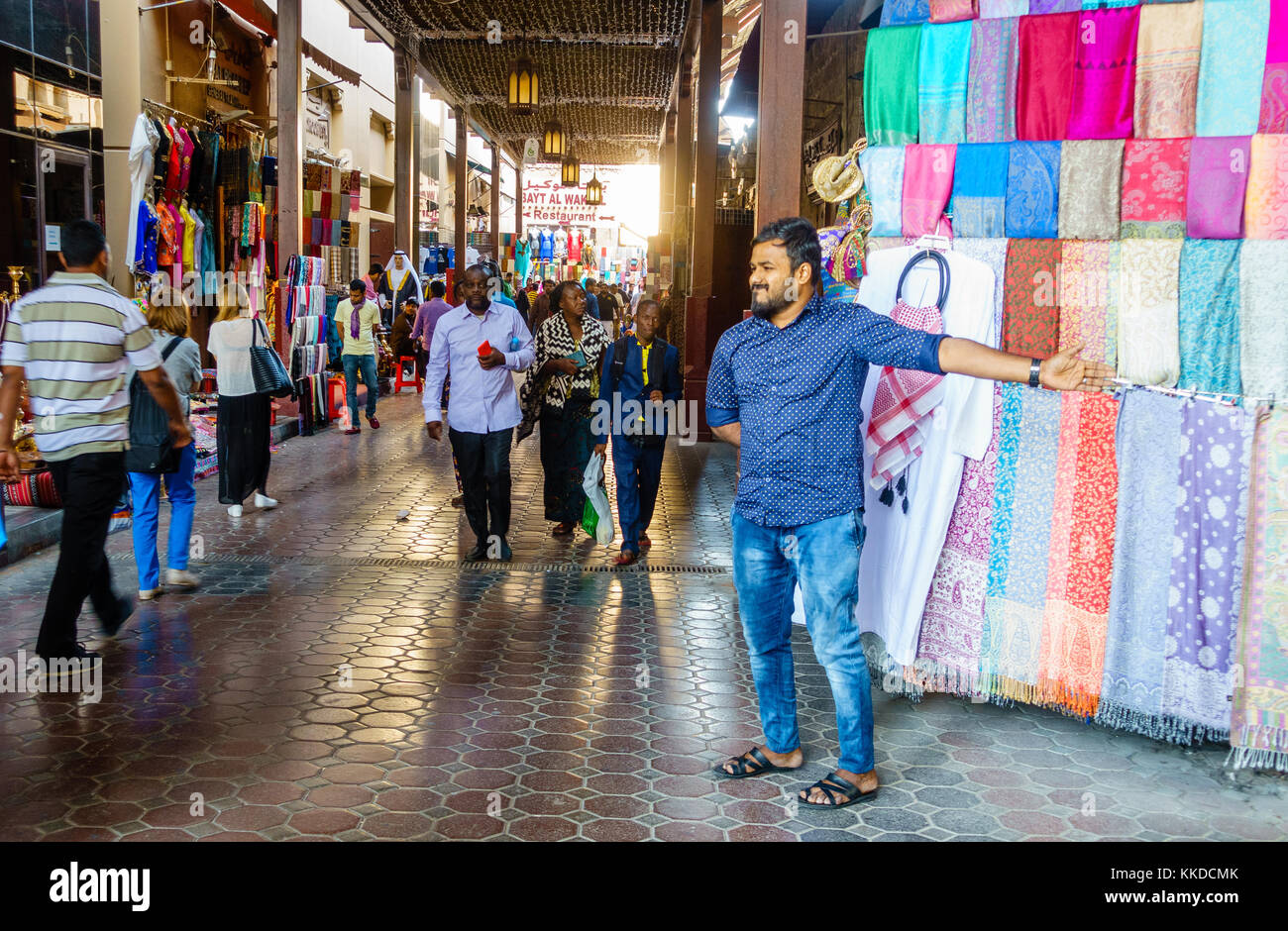 Dubai, UAE, 5 febbraio 2016: la vivace via dello shopping di Dubai Suk di tessili a Bur Dubai Foto Stock