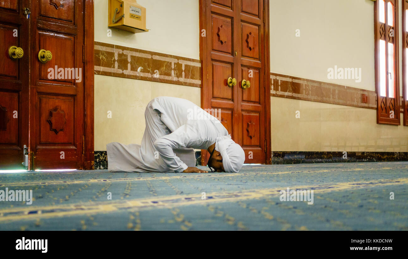 Dubai, UAE, 13 febbraio 2016: musulmana uomo dimostra salah o la preghiera musulmana durante la lezione pubblica su islam alla moschea di Jumeirah a Dubai Foto Stock