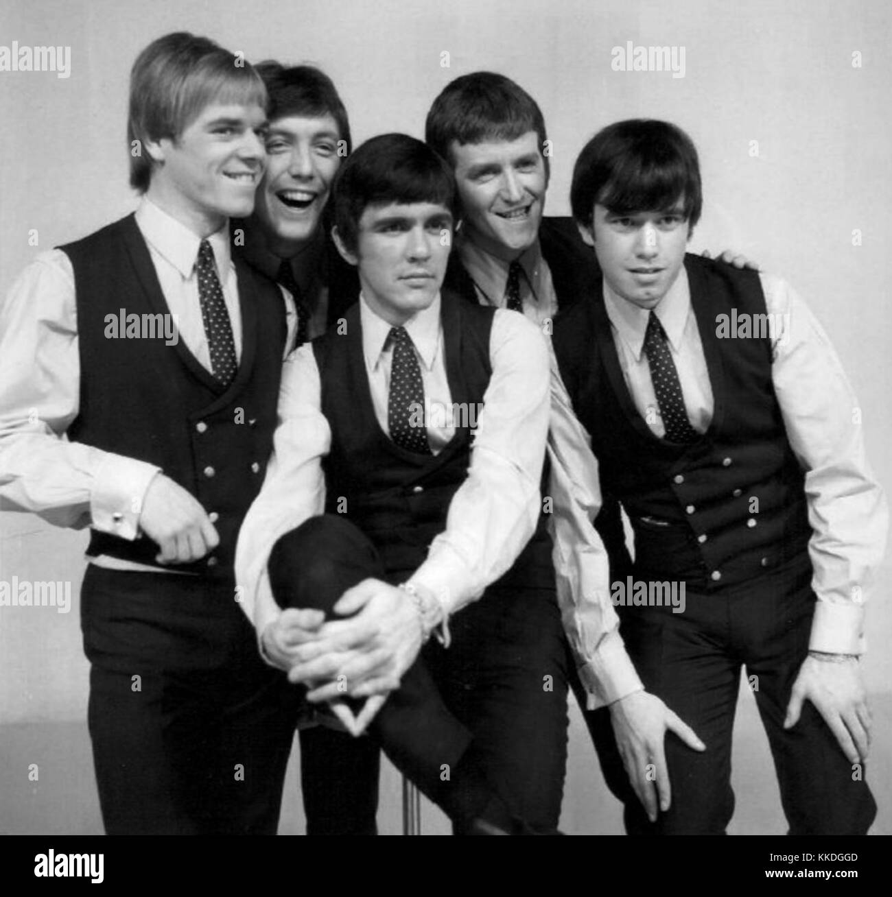 Un'immagine promozionale del Dave Clark Five, una band pop britannica, scattata nel 1967. La fotografia cattura il look e lo stile iconici della band durante l'apice della loro popolarità negli anni '1960 Foto Stock