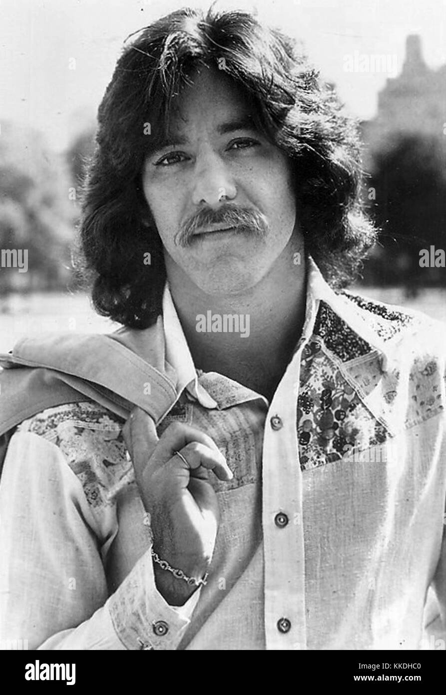 Questa immagine di Geraldo Rivera degli anni '1970 cattura il giornalista e la personalità televisiva durante le prime fasi della sua carriera, mostrando il suo stile iconico di reportage. Foto Stock