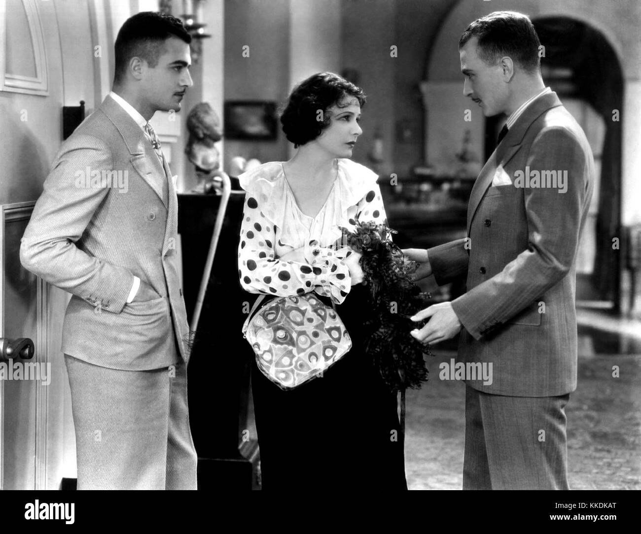 1928: Norma Talmadge (1893 - 1957) American silent eroina e Gilbert Roland (1905 - 1994, sinistra ) in una scena da "La donna contestato", diretto da Henry King e Sam Taylor per gli artisti uniti. La norma Talmadge (La donna contestato - 1928) Foto Stock