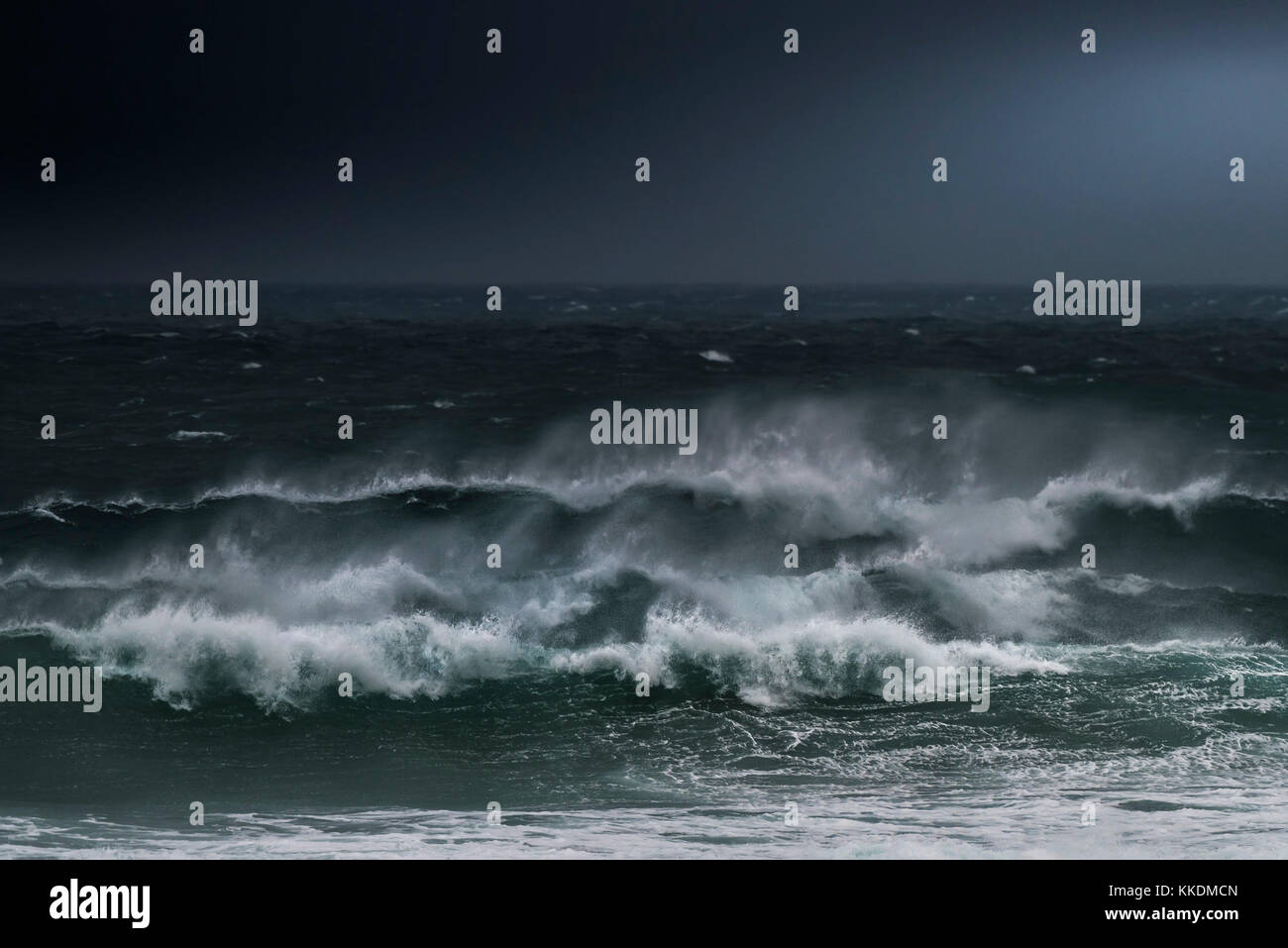 UK Weather - la forza di Gale si snoda sulle onde della spiaggia di Fistral Newquay Cornwall UK. Foto Stock