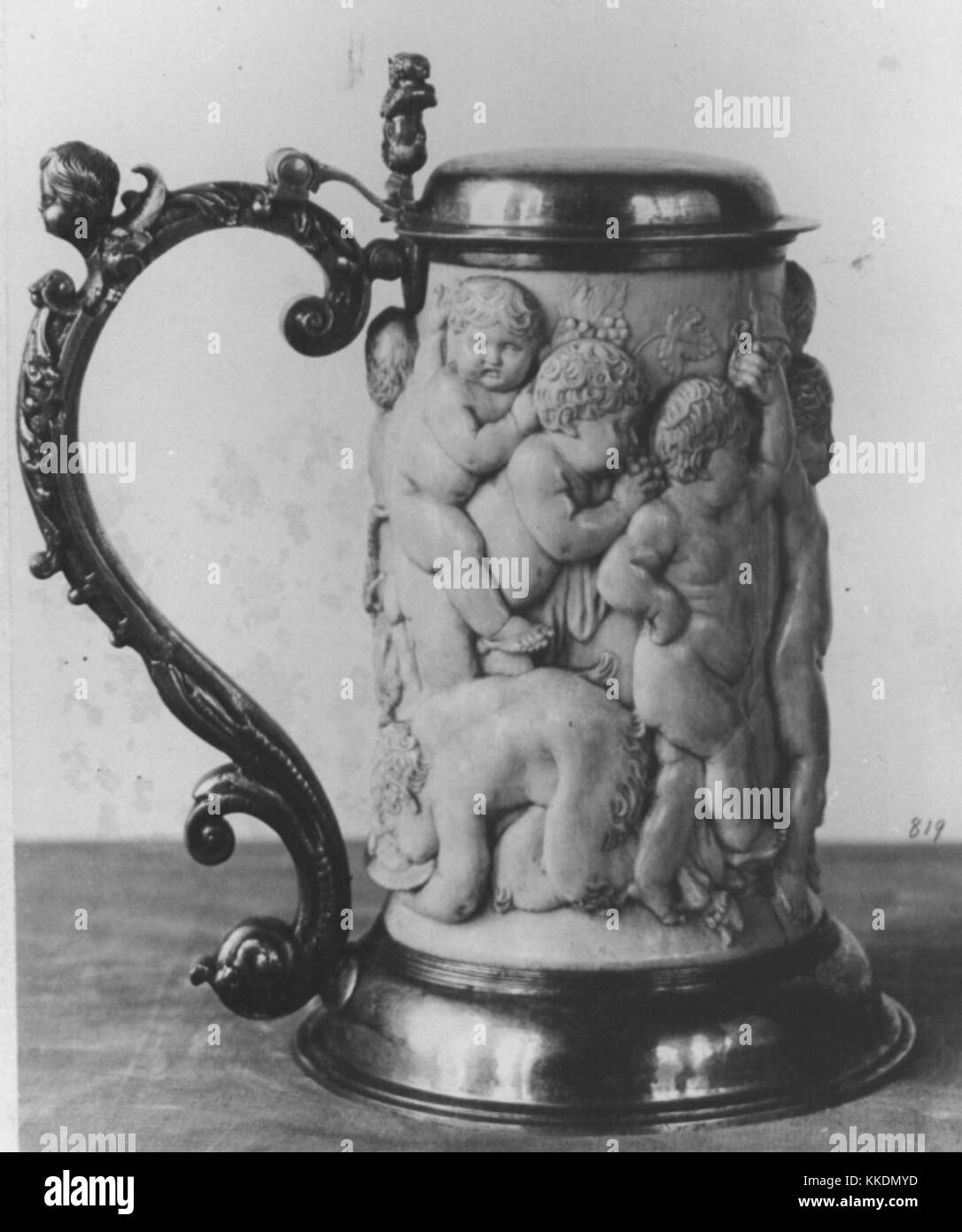 Un tankard storico con un coperchio, probabilmente usato per bere, che mostra l'artigianato tradizionale e il design in metallo o ceramica. Foto Stock