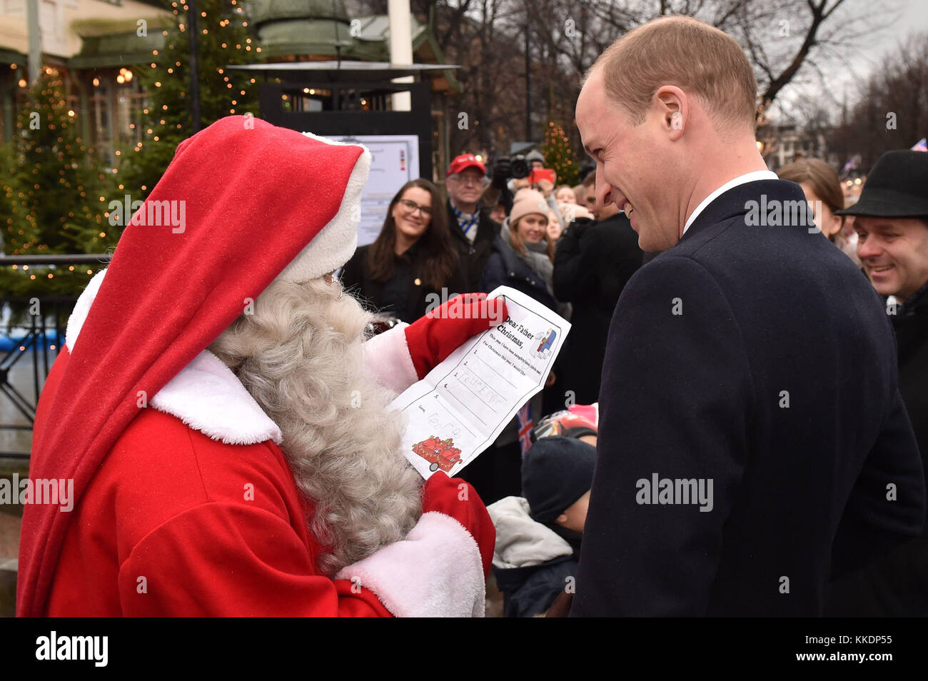 Il Duca di Cambridge mani Prince George Natale la lista dei desideri per un uomo vestito da Babbo Natale nella sua visita al parco Esplanade mercatino di Natale di Helsinki, nel secondo giorno della sua visita di Finlandia. Foto Stock