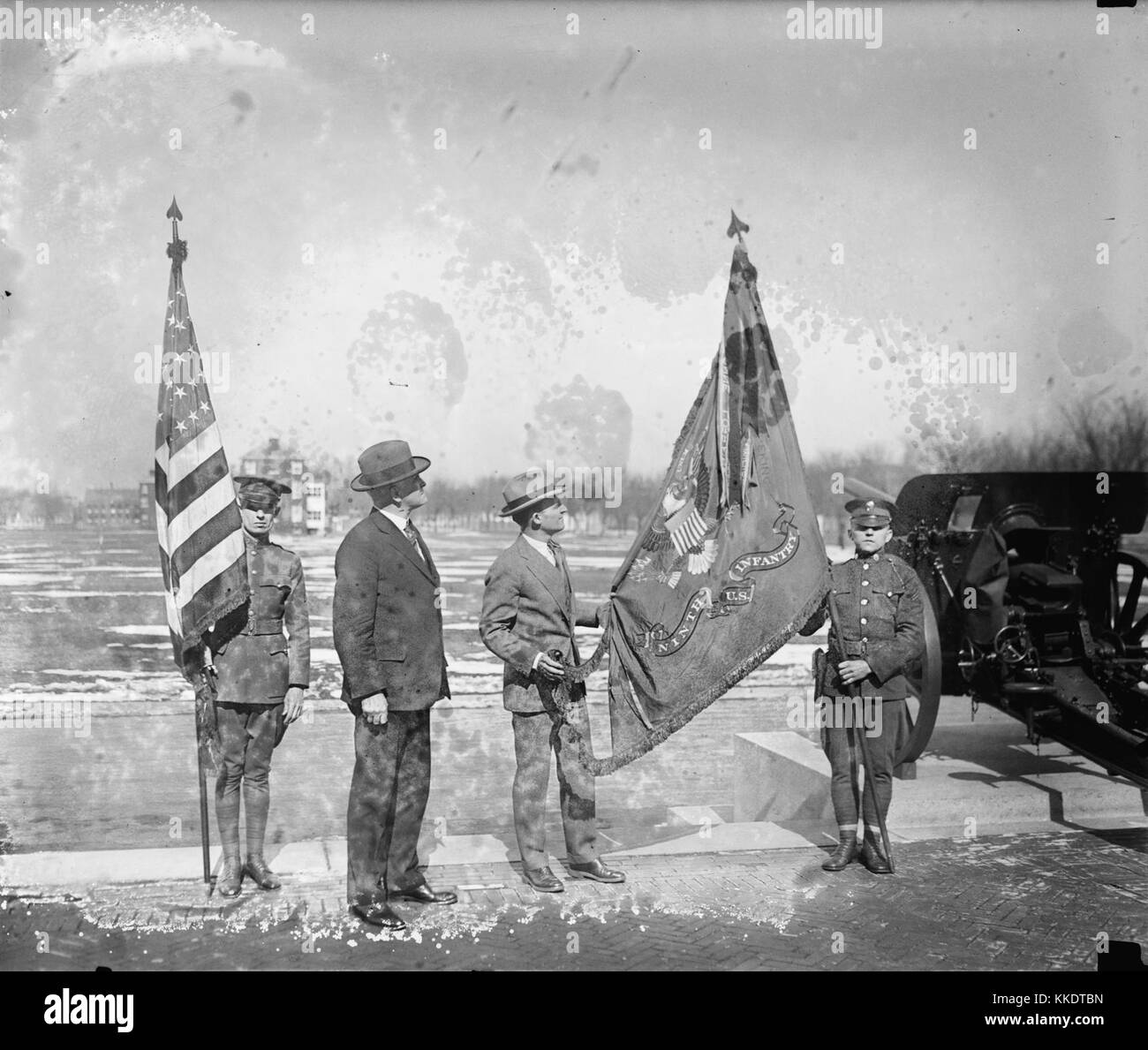 Gen. S.E. Ely & Hanford MacNider con le loro bandiere di servizio 2 Foto Stock