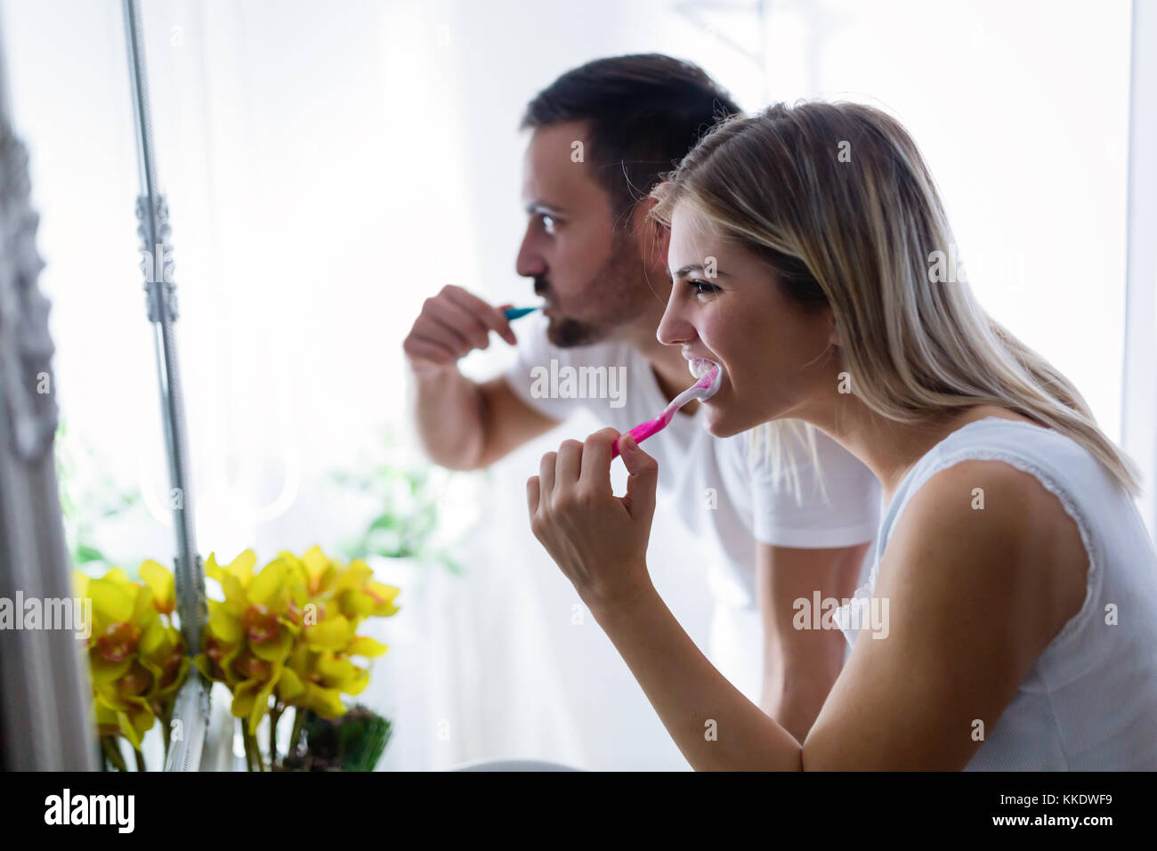 Coppia attraente la spazzolatura dei denti nella mattina insieme Foto Stock