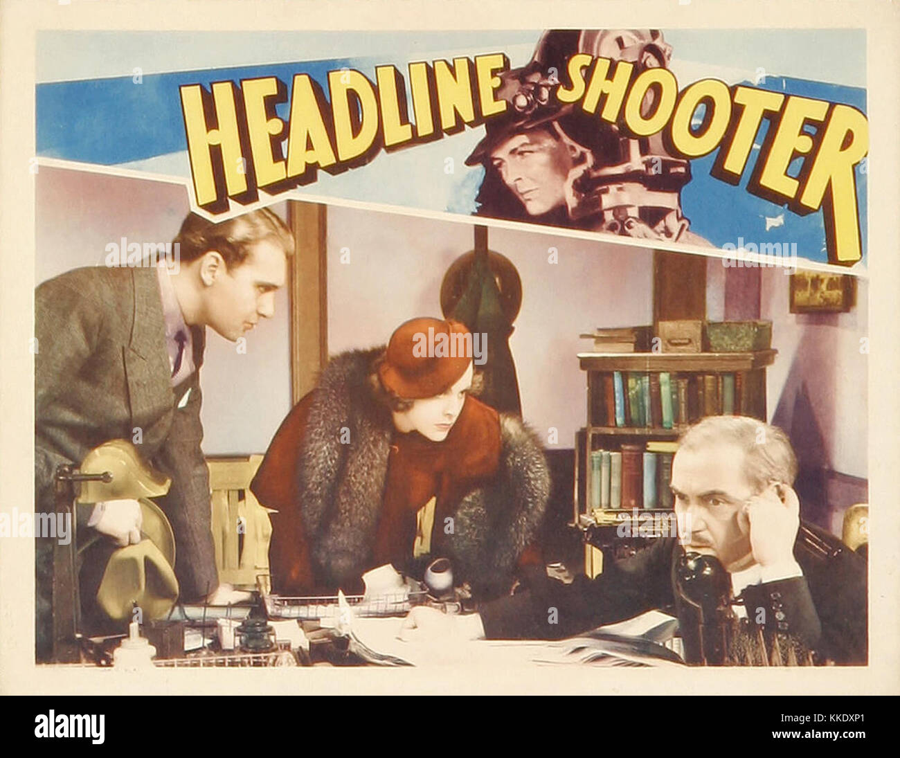 Questo poster, intitolato "Headline Shooter", mostra una grafica drammatica, probabilmente correlata a un tema di notizie o media. Il poster cattura l'essenza del giornalismo, promuovendo probabilmente una pubblicazione o un evento incentrato sulla copertura delle notizie. Foto Stock