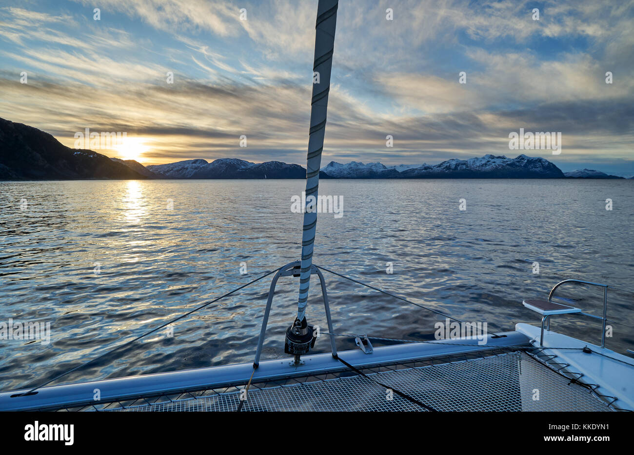 Sunrise over Kaldfjord visto da sailship, Tromvik, Tromso, Troms, Norvegia, Europa Foto Stock