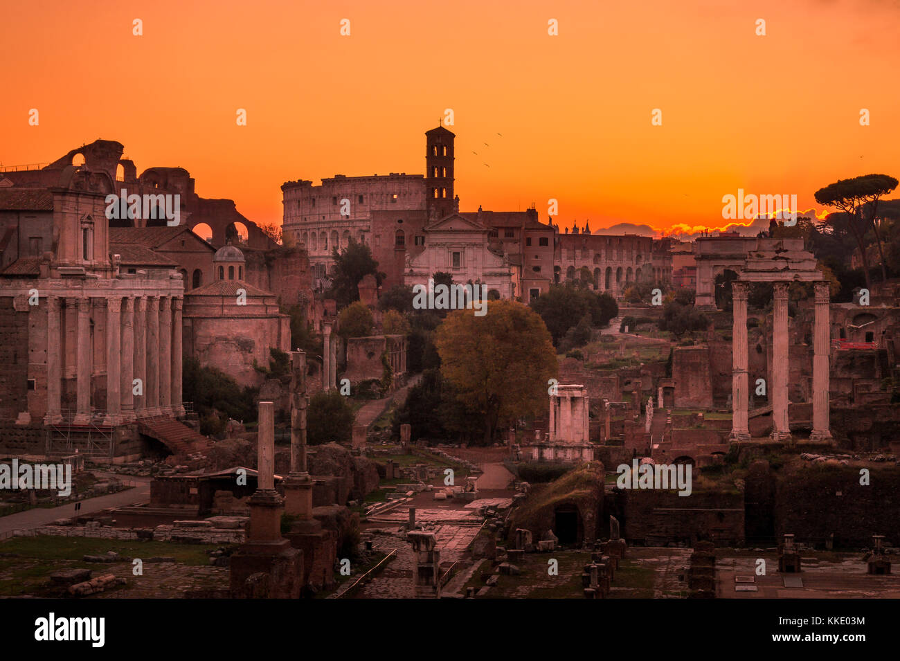 Roma e Foro Romano in autunno (caduta) su un alba con bellissimo cielo incredibili e colori di sunrise Foto Stock