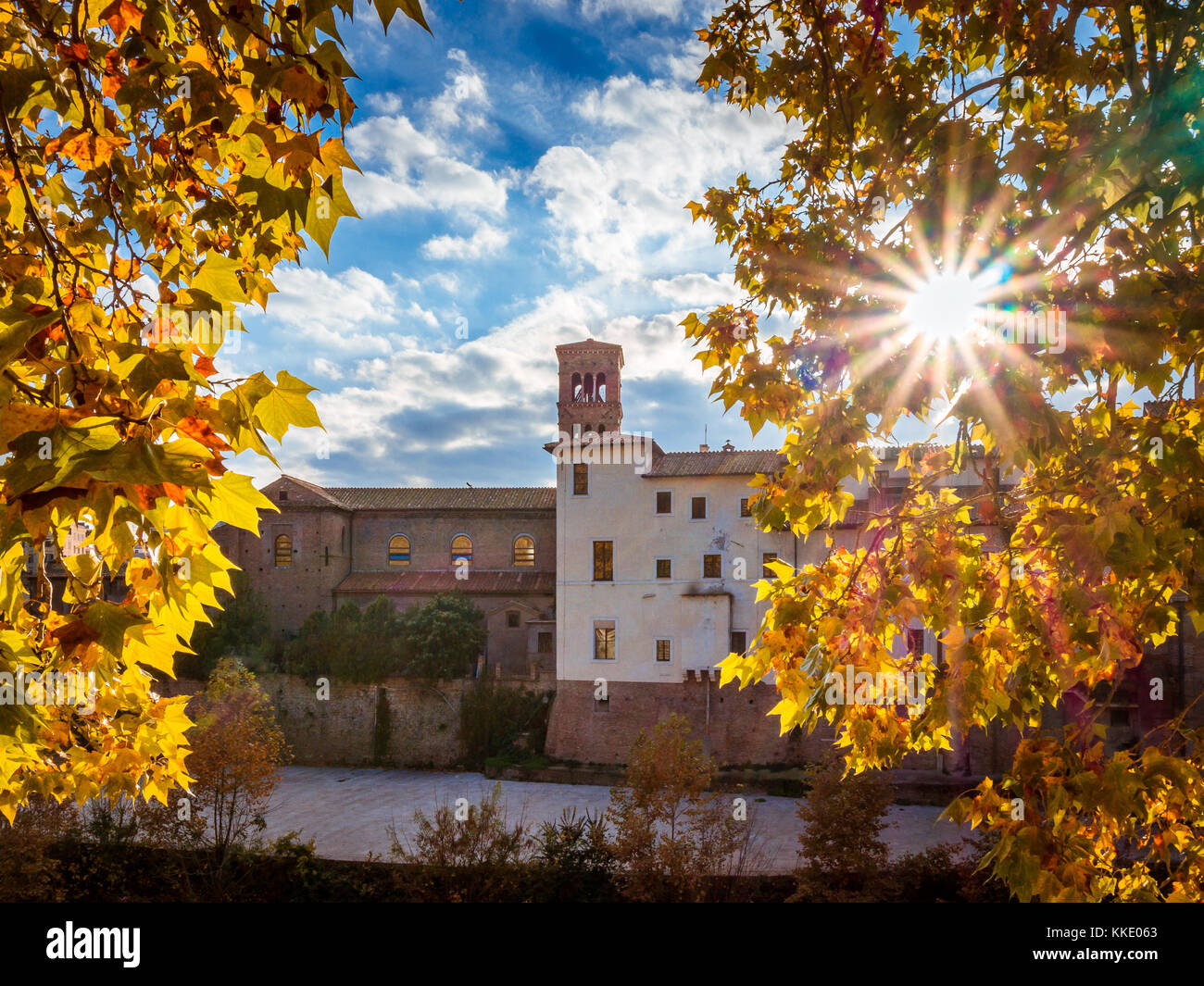 Bellissima foto di roma, Italia con fogliame giallo in autunno Foto Stock