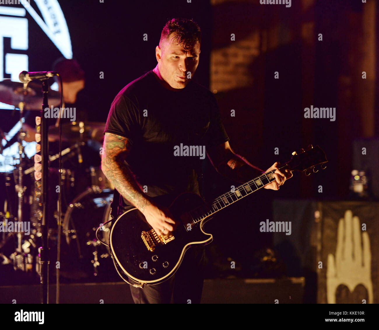 FORT LAUDERDALE FL - 14 OTTOBRE: Chad Gilbert di New Found Glory si esibisce al Revolution il 14 ottobre 2015 a Fort Lauderdale, Florida persone: Chad Gilbert Foto Stock