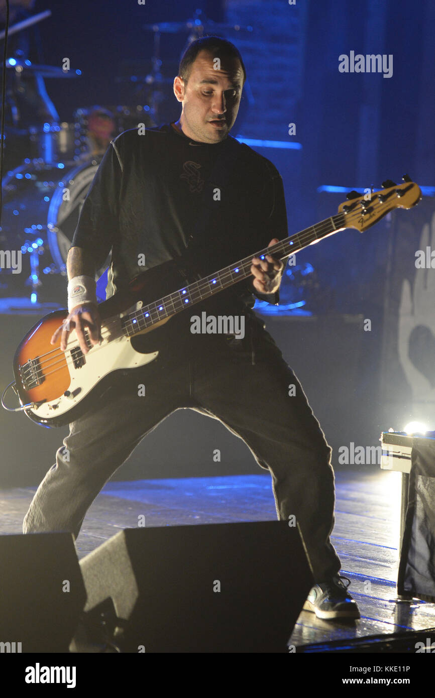 FORT LAUDERDALE FL - 14 OTTOBRE: Ian Grushka dei New Found Glory si esibisce al Revolution il 14 ottobre 2015 a Fort Lauderdale, Florida persone: Ian Grushka Foto Stock