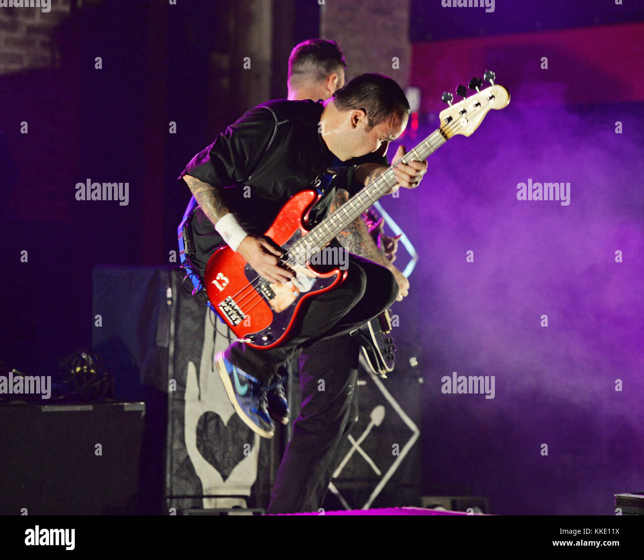 FORT LAUDERDALE FL - 14 OTTOBRE: Ian Grushka dei New Found Glory si esibisce al Revolution il 14 ottobre 2015 a Fort Lauderdale, Florida persone: Ian Grushka Foto Stock