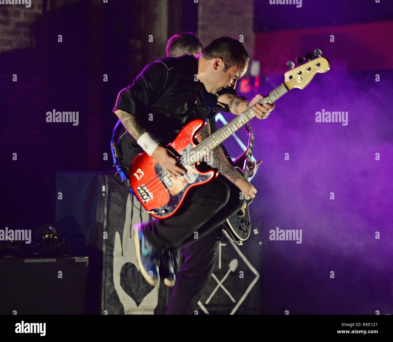 FORT LAUDERDALE FL - 14 OTTOBRE: Ian Grushka dei New Found Glory si esibisce al Revolution il 14 ottobre 2015 a Fort Lauderdale, Florida persone: Ian Grushka Foto Stock
