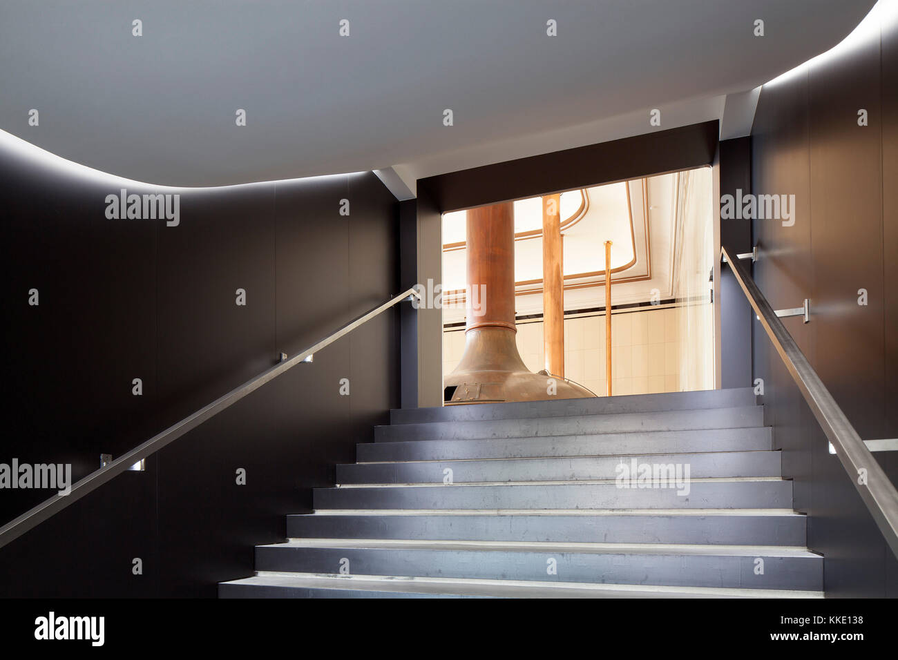 Scala per la Brew House dall'Ingresso Est. Kindl Centro per l Arte Contemporanea, Berlino, Germania. Architetto: grisard'Architektur eth isa, 2017. Foto Stock