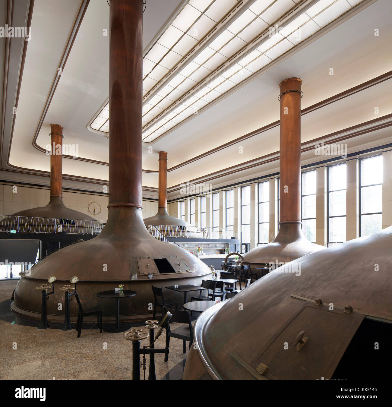 Brew House con la produzione di birra bollitori e cafe posti a sedere. Kindl Centro per l Arte Contemporanea, Berlino, Germania. Architetto: grisard'Architektur eth isa, 2017. Foto Stock