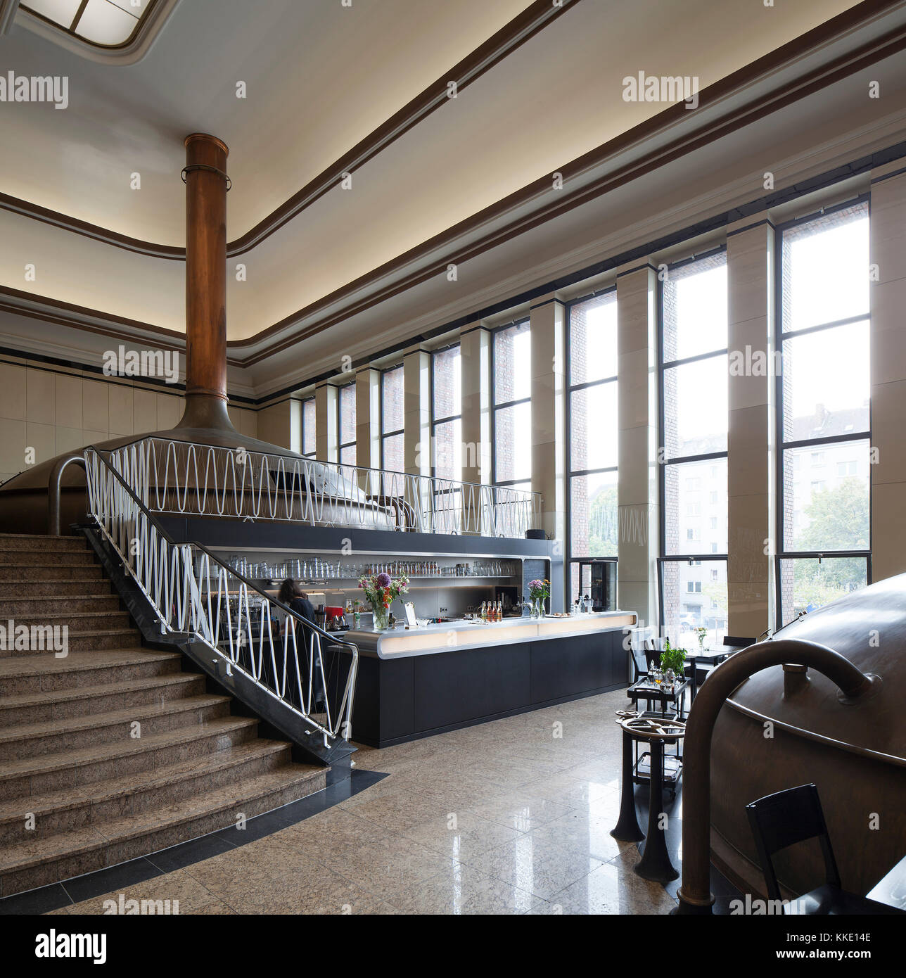 Brew House con vista del cafe. Kindl Centro per l Arte Contemporanea, Berlino, Germania. Architetto: grisard'Architektur eth isa, 2017. Foto Stock