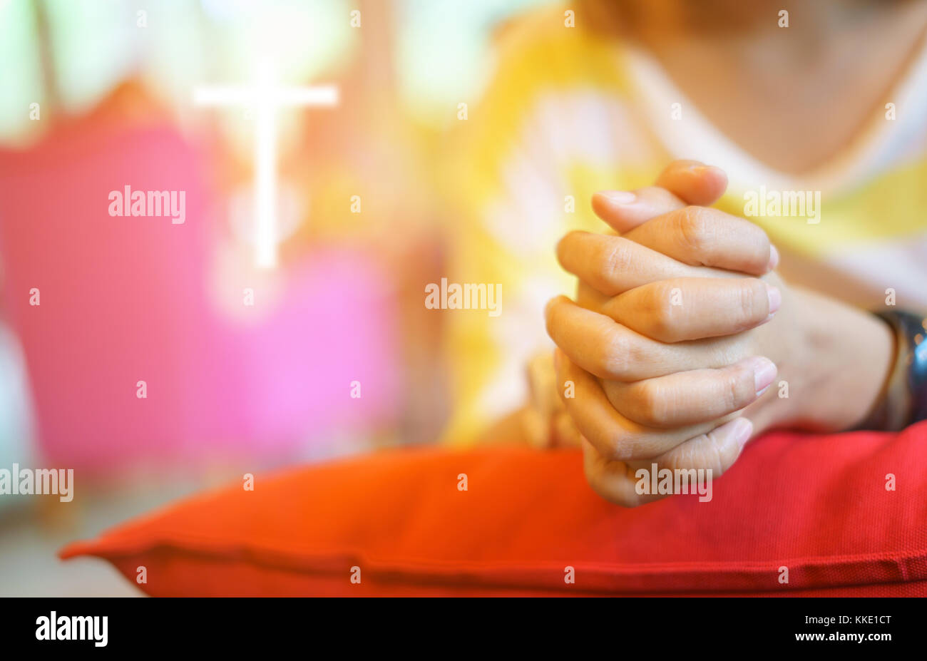 Donna orante della Sacra Bibbia nella mattina. adolescente mano con la Bibbia pregando,mani giunte in preghiera in una Sacra Bibbia nel concetto di chiesa per la fede, spiri Foto Stock