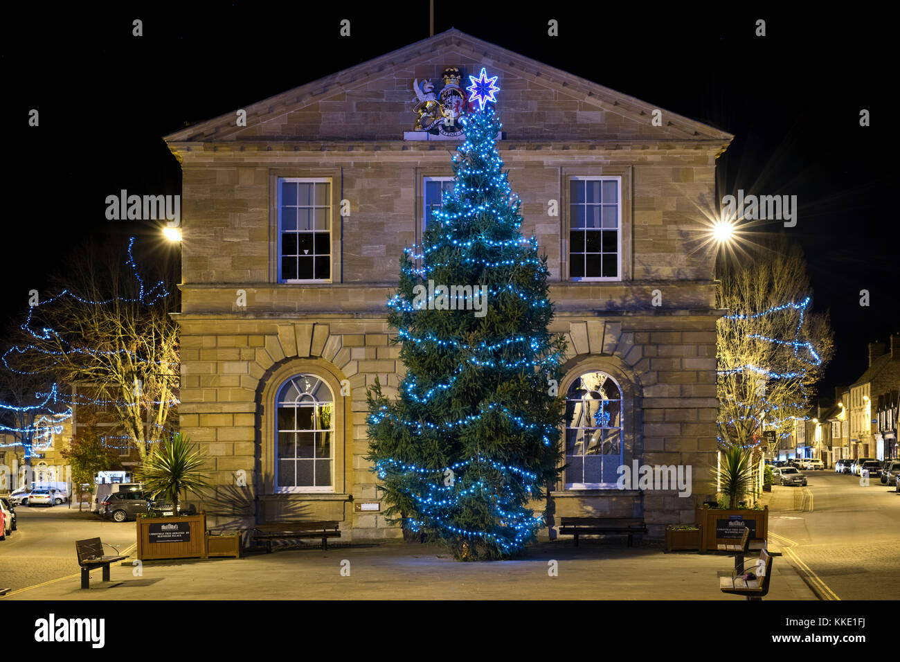 Woodstock Town Hall e l albero di Natale con le luci al mattino presto. Woodstock, Oxfordshire, Inghilterra Foto Stock
