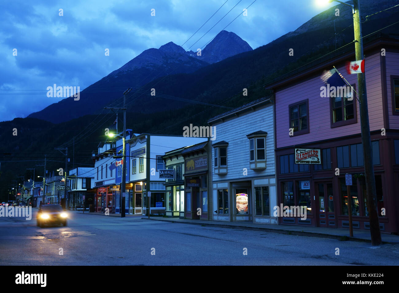 Klondike goldrush città Skagway al crepuscolo, Alaska Foto Stock