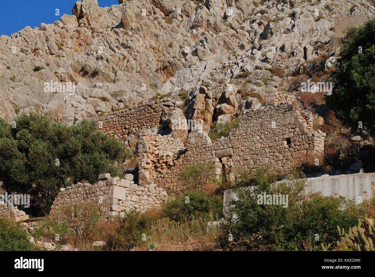 Una rovina il vecchio edificio in pietra nel principalmente villaggio abbandonato di chorio sull'isola greca di Halki. Foto Stock