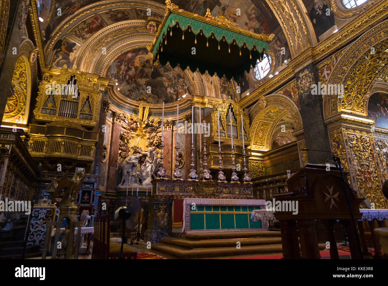 Altare e l'altare la tettoia entro la navata centrale / interni all'interno della Co-Cattedrale di San Giovanni. La Valletta, Malta. (91) Foto Stock