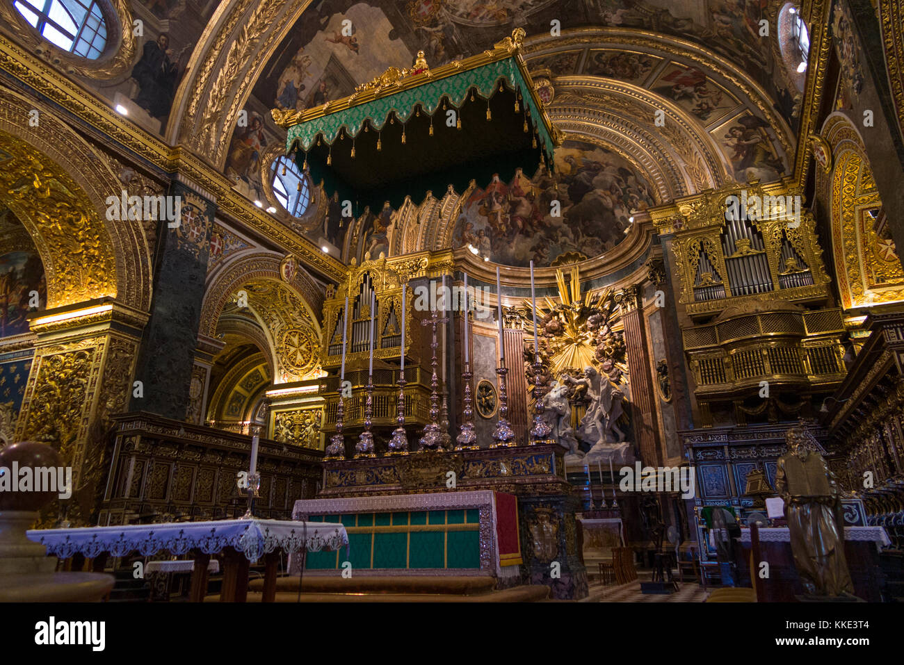 Altare e l'altare la tettoia entro la navata centrale / interni all'interno della Co-Cattedrale di San Giovanni. La Valletta, Malta. (91) Foto Stock