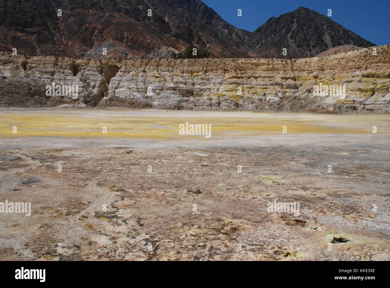 Superficie arida del stefanos cratere del vulcano sull'isola greca di Nissiros. Foto Stock