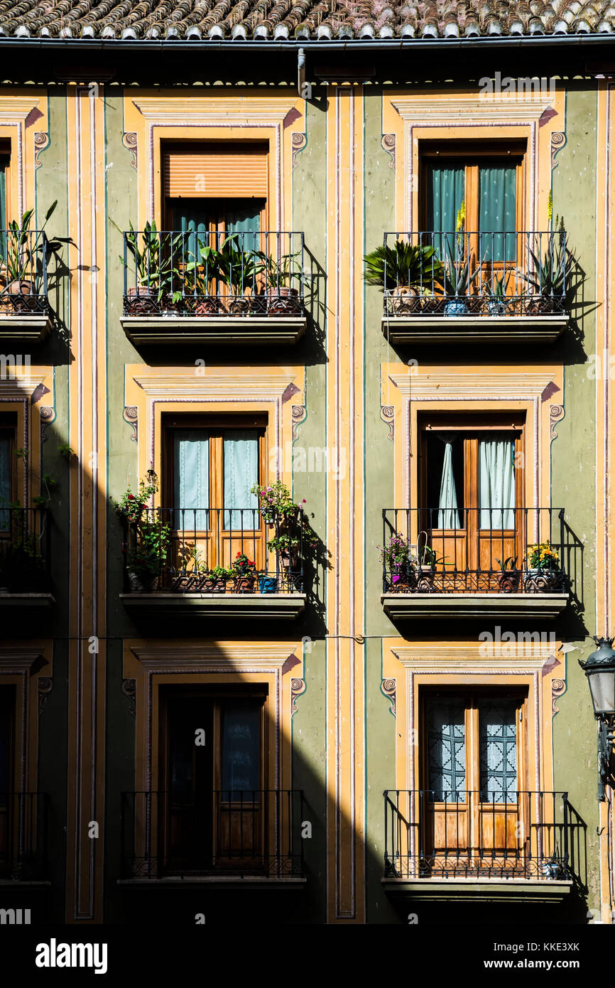 Il balcone di ogni camera in appartamento a Granada, Spagna Foto Stock